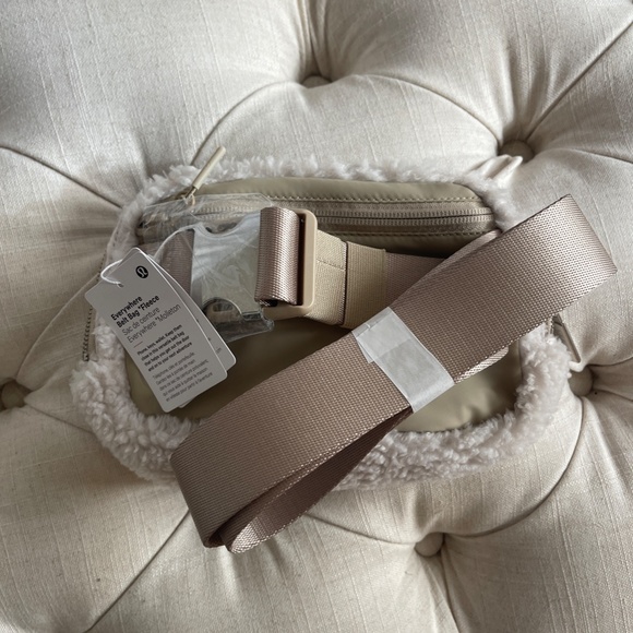 NWT Lululemon Everywhere Fleece Belt Bag WHITE - Picture 6 of 8